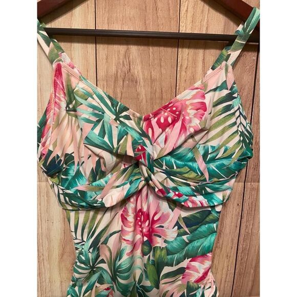 FANTASIE 38DD Langkawi
Twist Front Swimsuit Floral Underwire One-Piece - Picture 6 of 11
